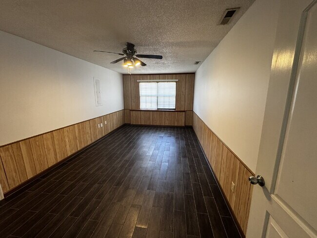 Building Photo - House for Rent