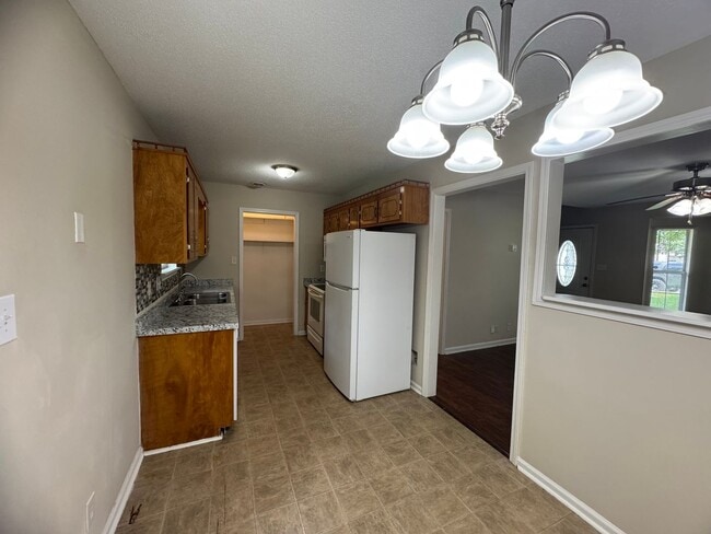 Building Photo - Cozy Single Family Home