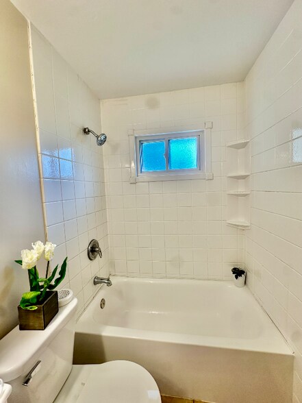 Building Photo - 1444 Dodge St