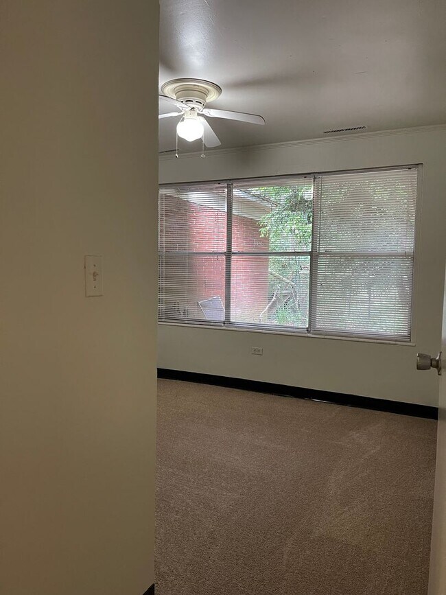 Building Photo - Spacious 2BR/1BA apartment off South Milledge Ave!