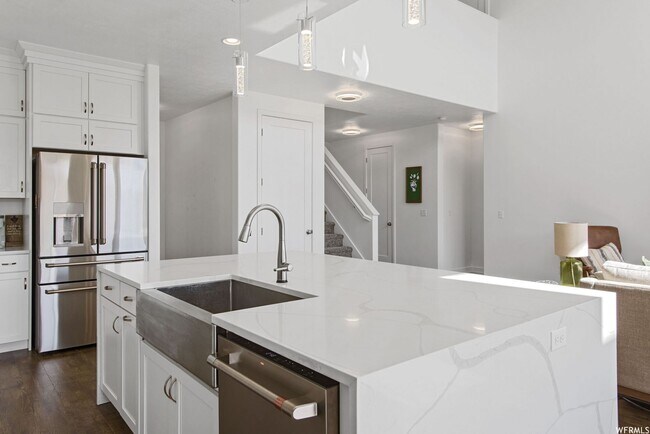 Building Photo - Stunning Home Right on the Golf Course!