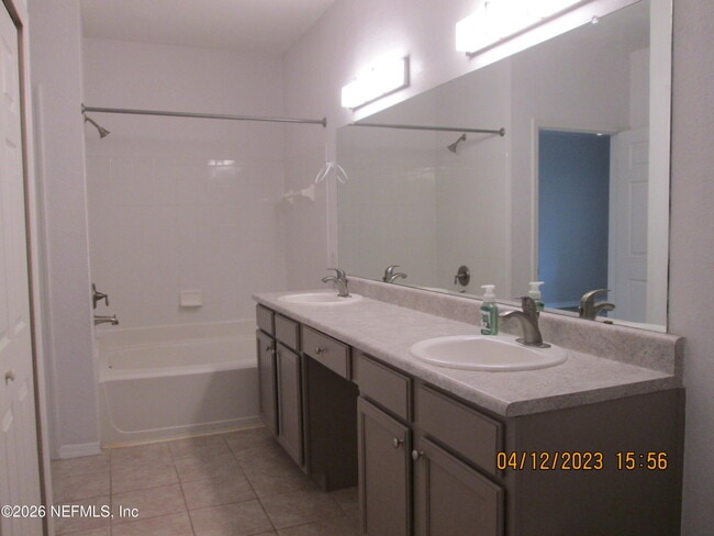 Building Photo - 7800 Point Meadows Dr