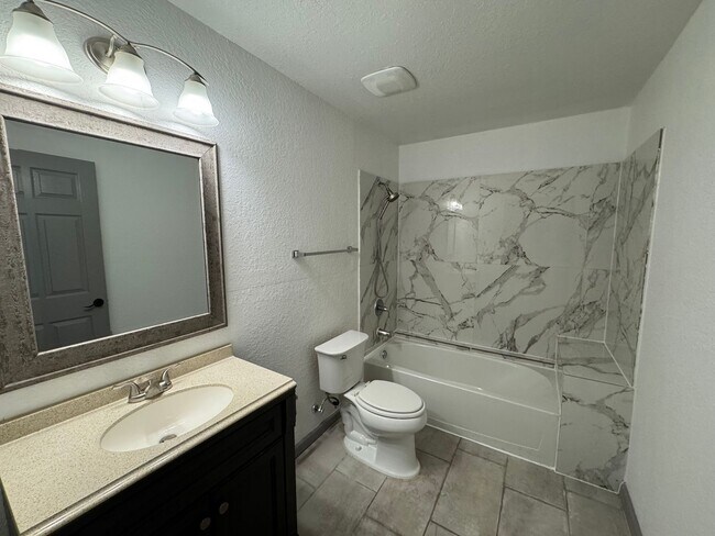 Building Photo - Beautiful 3 Bedroom, 2 Bathroom Home in De...