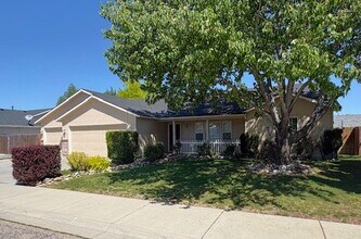 Building Photo - Beautiful and spacious 3 bed 2 bath home in Meridian just off Ten Mile and W Pine Ave