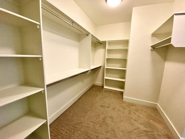 Building Photo - Beautiful Custom 6 Bedroom (2 Primary Bedr...