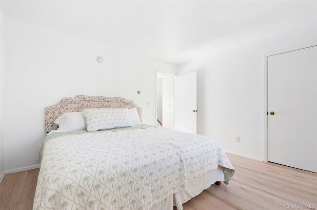 Building Photo - 16 Peconic Rd