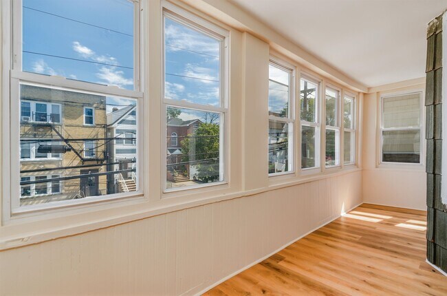 Building Photo - 124 W 54th St