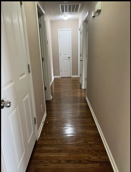 Building Photo - 1053 Red Apple Ct