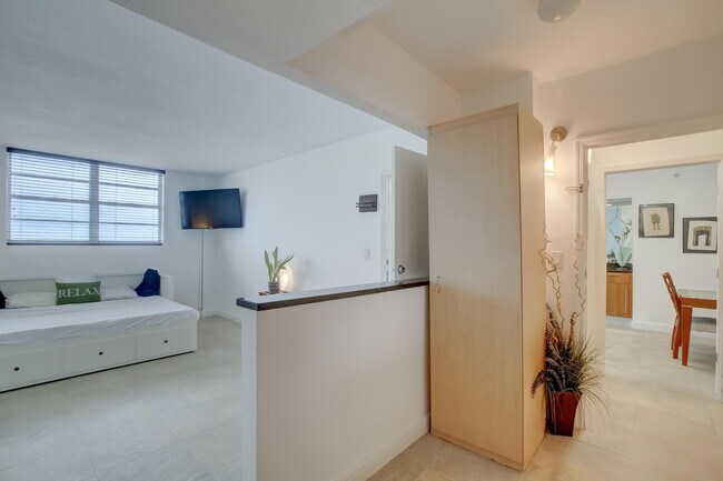 Building Photo - 3000 S Ocean Dr