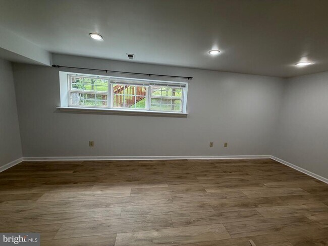 Building Photo - 323 Glenn Rose Cir