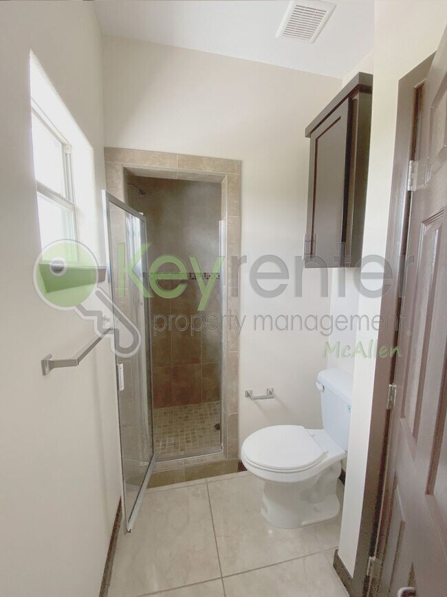 Building Photo - 2B/2.5B Townhome in gated community now av...