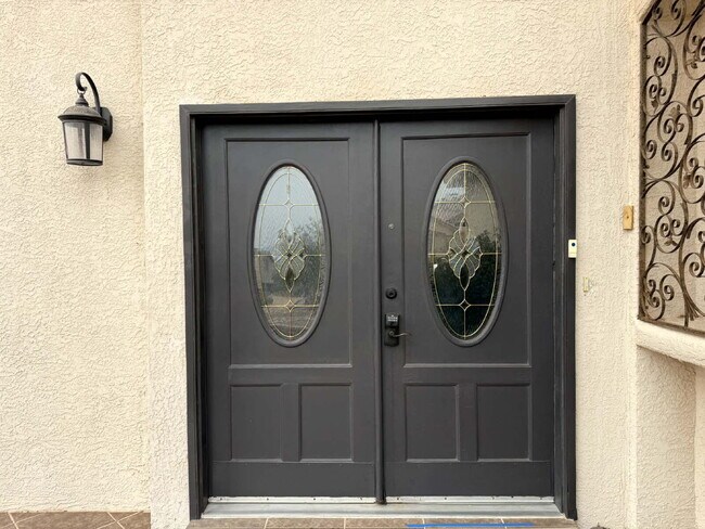 Building Photo - 317 Zenith Dr