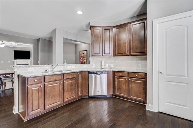 Building Photo - 5084 Whiteoak Terrace SE