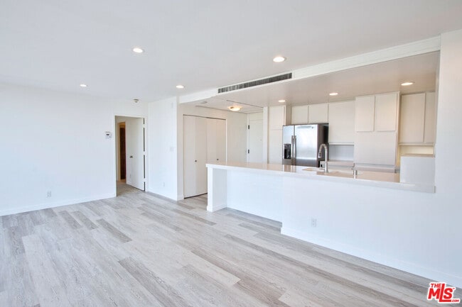 Building Photo - 2170 Century Pk E