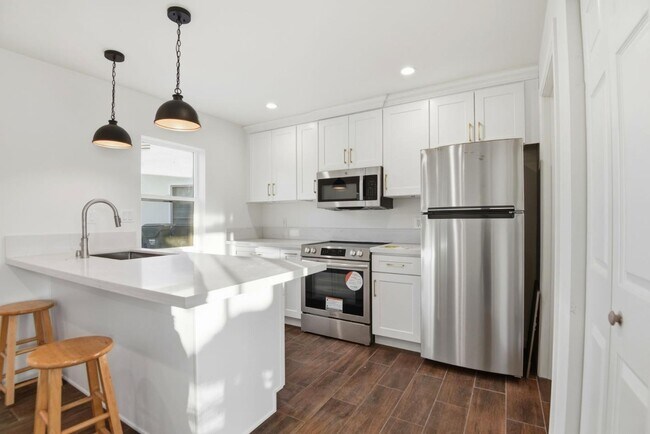 Building Photo - 648 Anita St