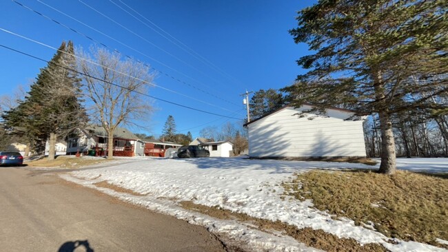 Building Photo - Three Bedroom Single-Family Home In Duluth...