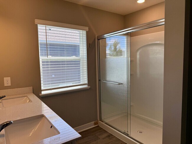 Building Photo - Comfort & Space Await in This Stunning 4BR Dayton Home