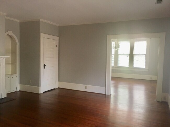 Building Photo - Charming and spacious 3 bedroom cottage in downtown Conway!