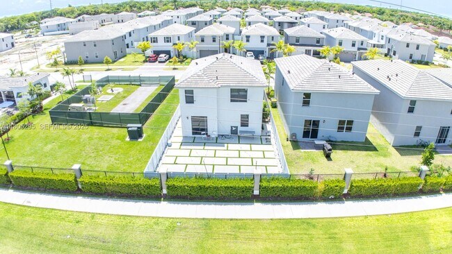 Building Photo - 715 SE 17th Ave