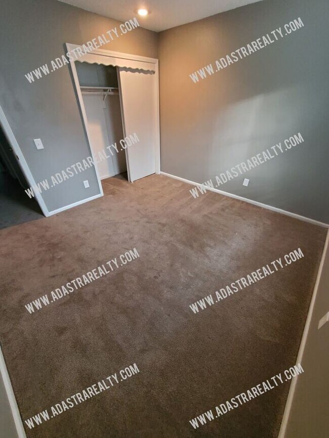 Building Photo - Spacious Olathe Duplex-Available NOW!!