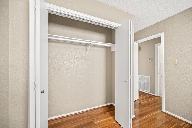Building Photo - 16019 Mission Village Dr