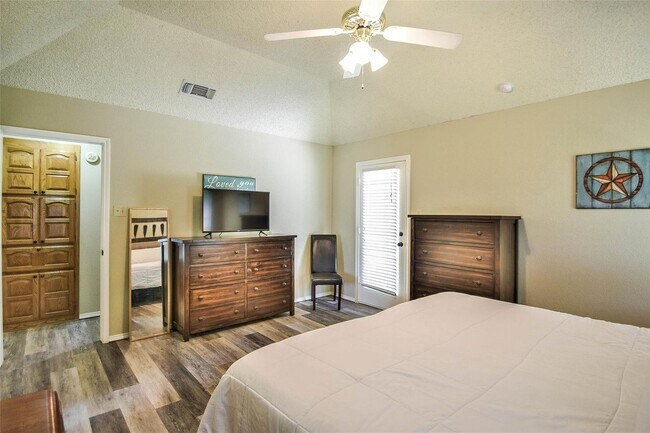Building Photo - Beautiful Home on Mature Tree'd Lot  in We...
