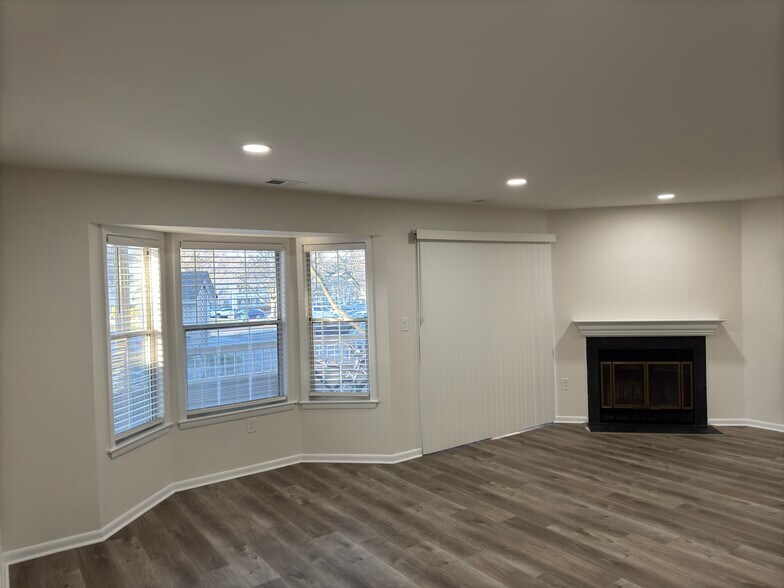 Building Photo - 104 Olympic Ct