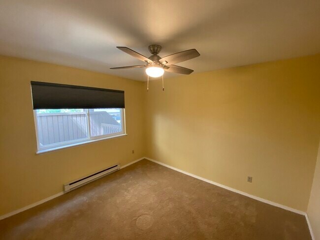 Building Photo - 9715 NE Juanita Dr