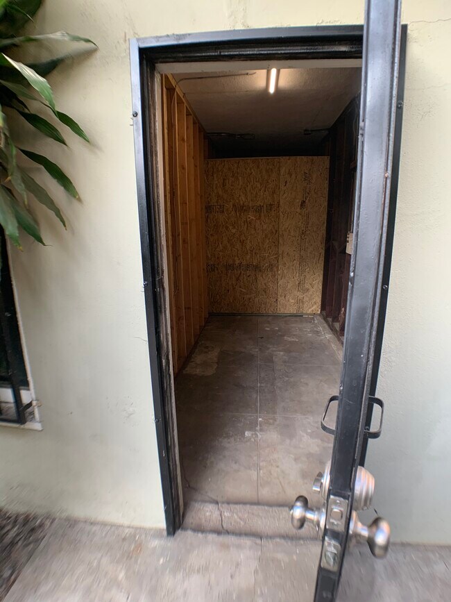 Storage - 1312 S Victoria Ave