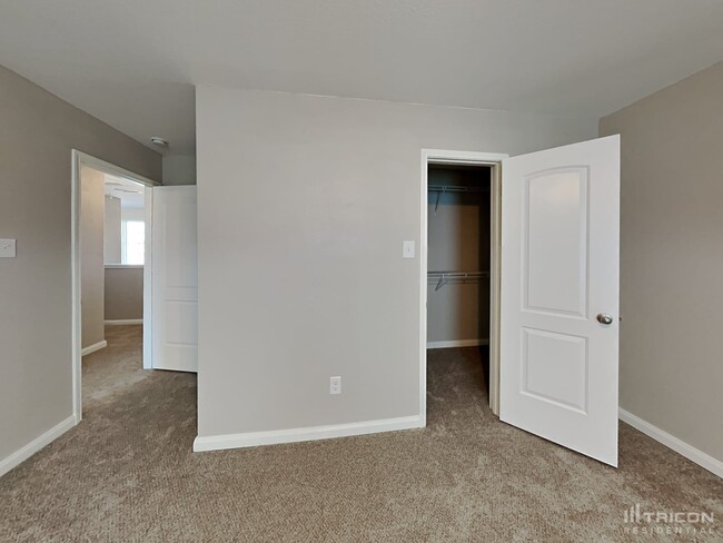 Building Photo - 1327 Tamarack Dr