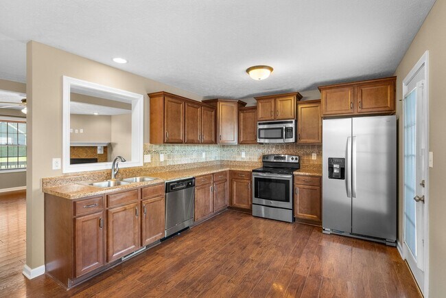 Building Photo - Large, Nice home close to Fort Campbell an...