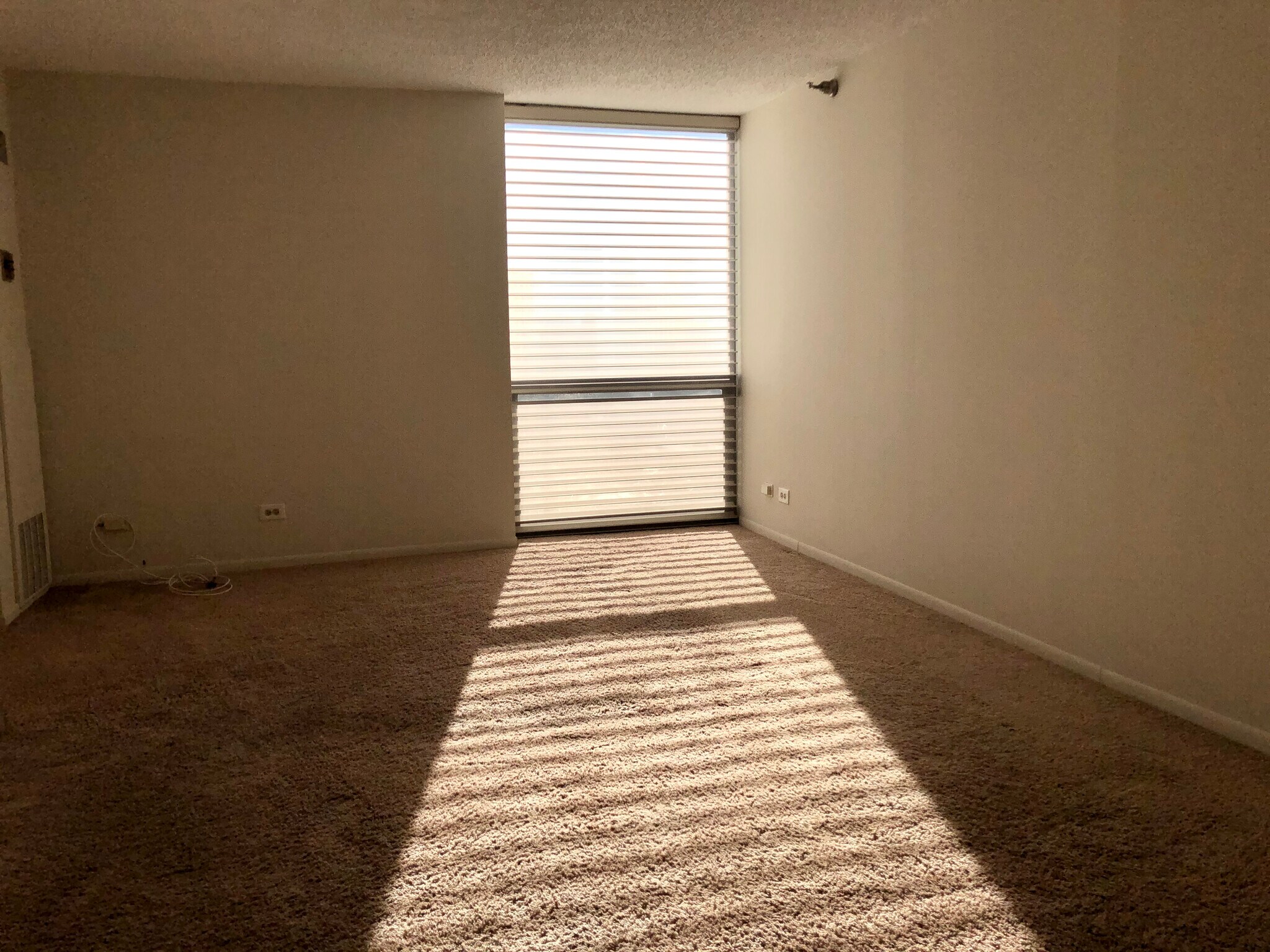 Hunter Douglas Silhouette Blinds. - 1122 N Clark St