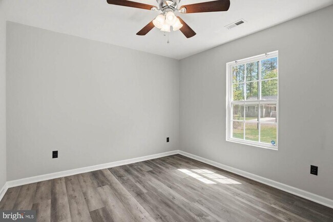 Building Photo - 283 Shorewood Dr