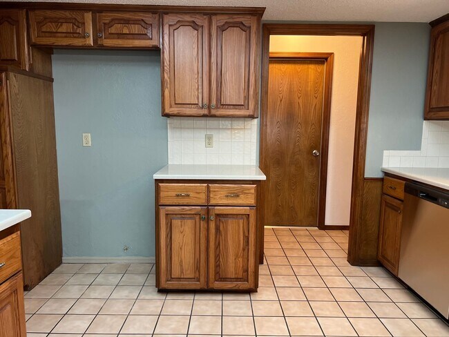 Building Photo - Spacious 3 Bedroom