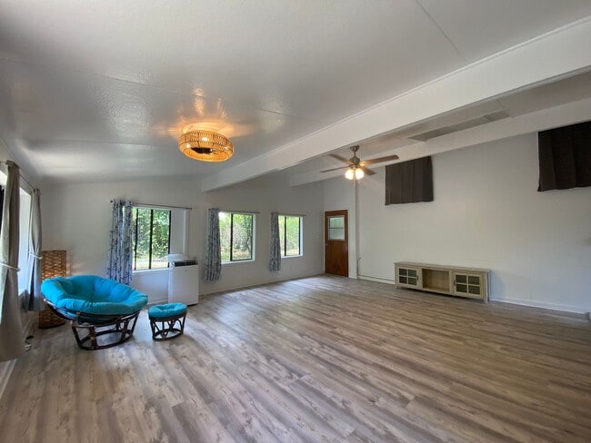 Building Photo - Remodeled Large Studio walking distance to town