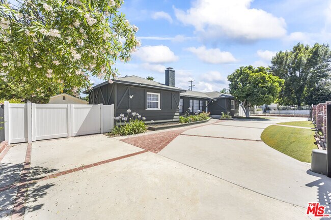 Building Photo - 23046 Leonora Dr