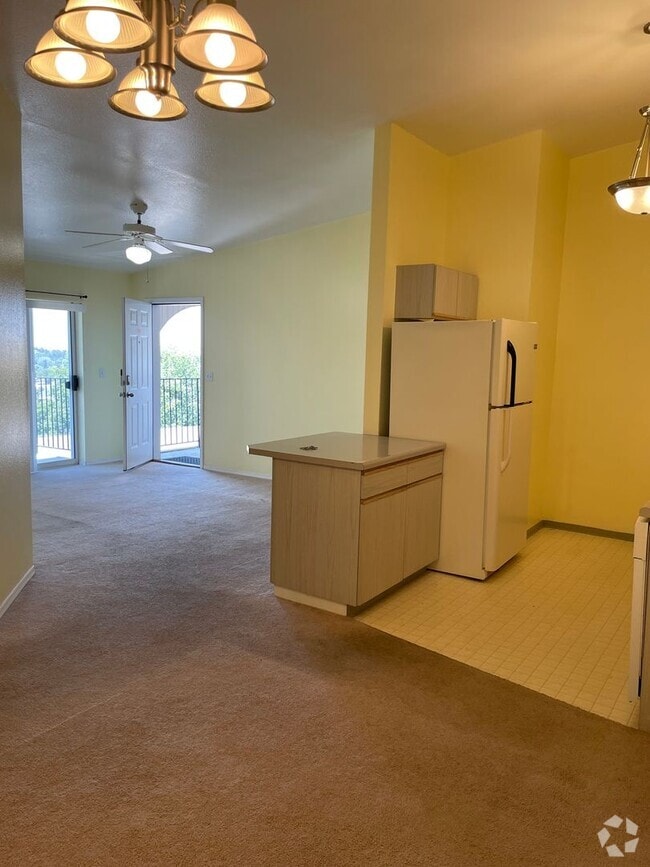 Building Photo - 3 bedroom, 2 bath on College Hill!