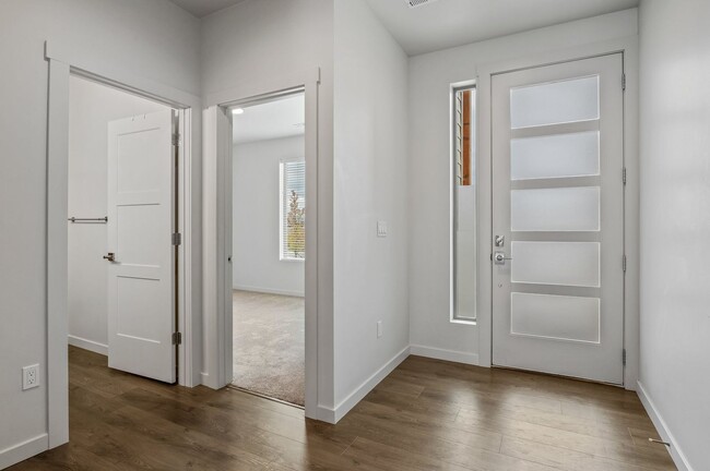 Building Photo - CDA Place Neighborhood- upgraded 3 bed 2 b...