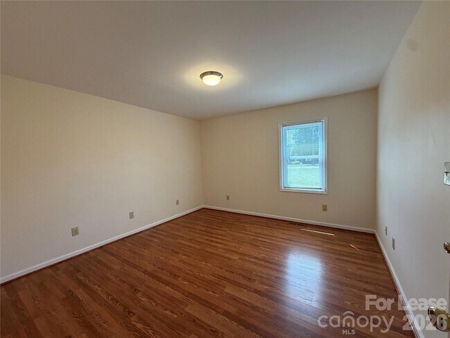 Building Photo - 236 Meadow Oaks Dr