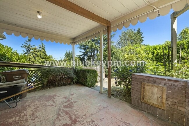 Building Photo - Fabulous Bungalow with 2 Beds, 1.5 Bathroo...