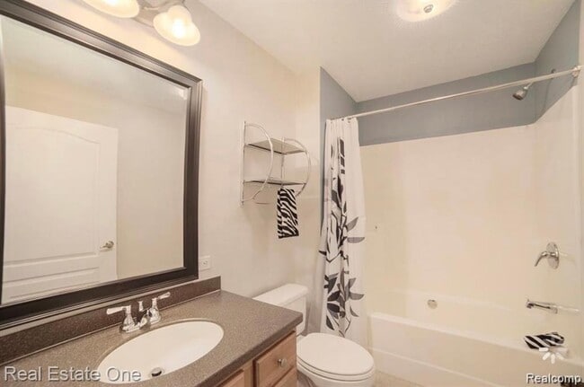 Building Photo - 2043 Vermont Ave