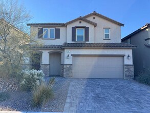 Building Photo - Gorgeous 5 Bedroom Home in Gated Community