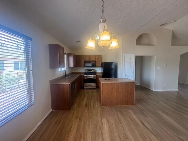 Building Photo - 3 bed 2 bath home in Huning Ranch