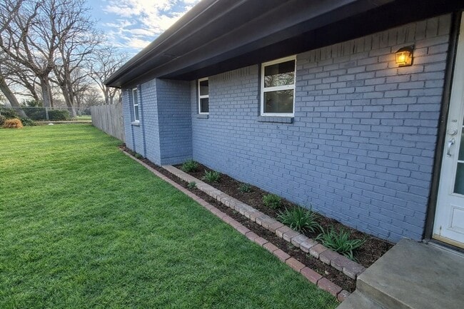 Building Photo - 4200 Kenwood Ct