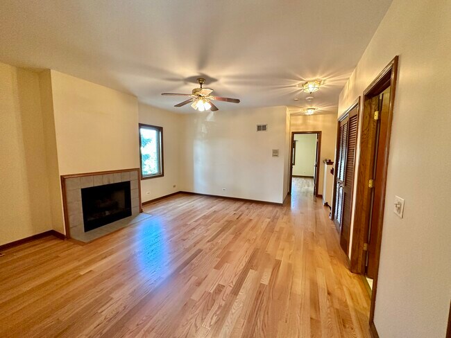 Fireplace W/ Gas Fireplace - 1010 Arbor Ct
