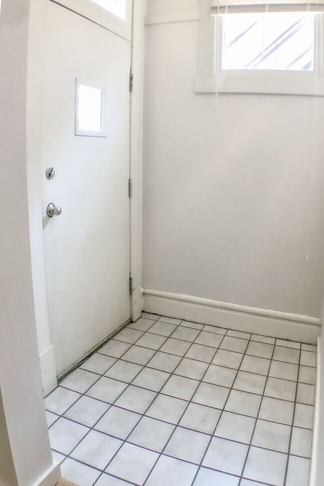 Building Photo - 1 Bed / 1 Bath on 10th Ave close to Wexner Medical Center