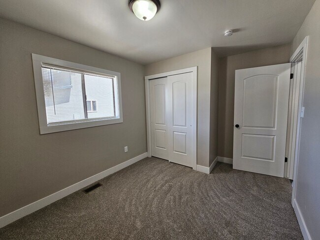Building Photo - Updated 4 Bed Home with Large Yard