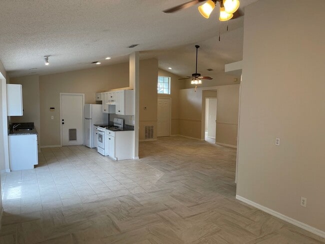 Building Photo - 3 Bedroom/2 Bathroom Single Family Home