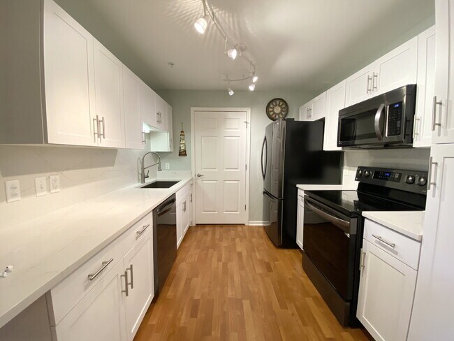 Building Photo - Two Bedroom Spacious Condo Near Everything...