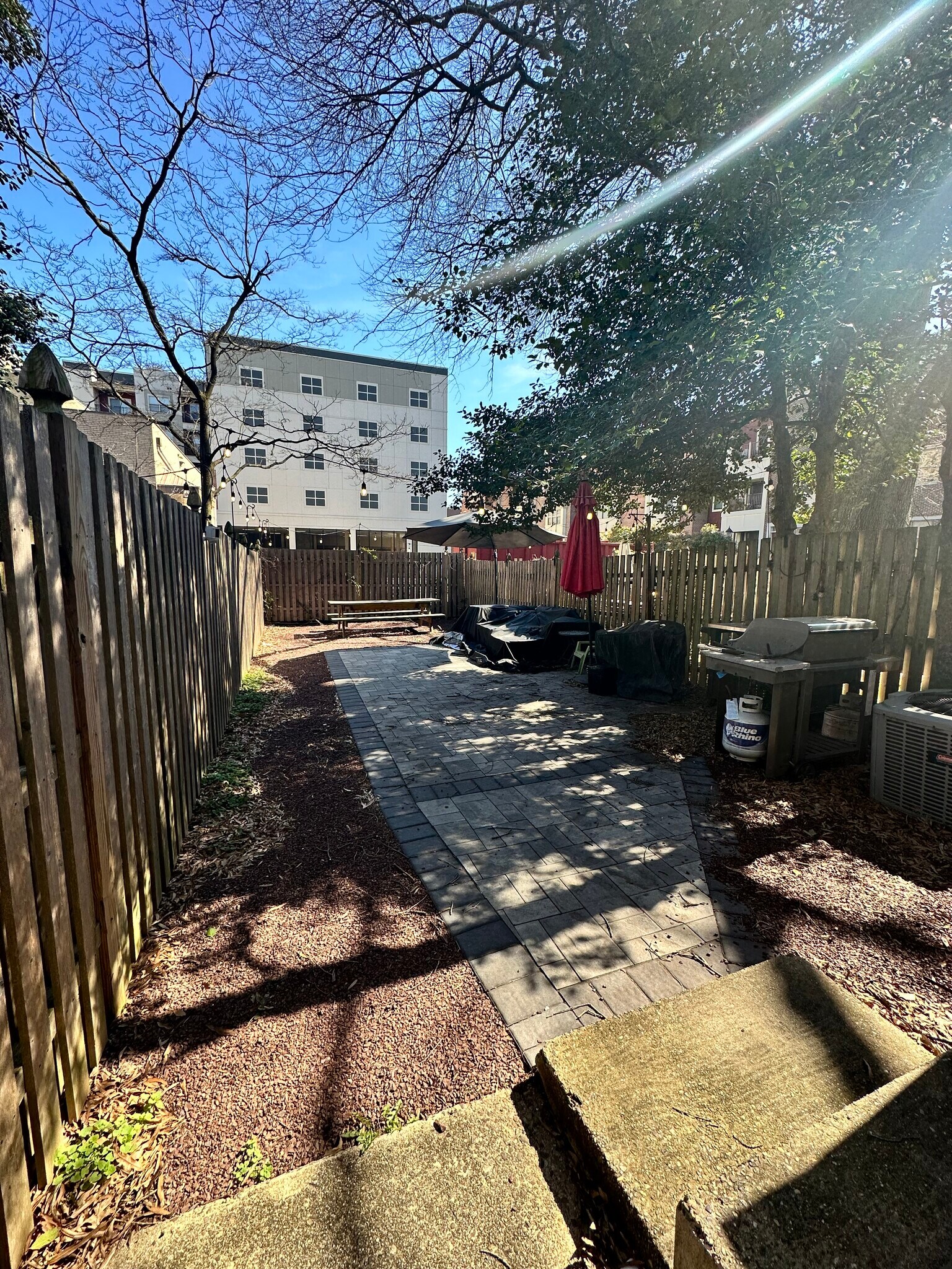 Building Photo - 10 W Knight Ave